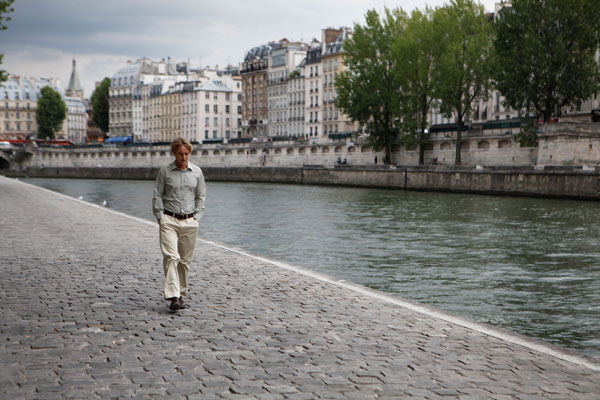 Escena de la película 'Midnight in Paris' en la que Gil (Owen Wilson) pasea por las calles de la capital francesa.