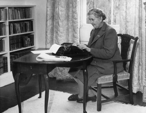 Agatha Christie escribiendo