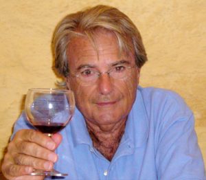 El escritor y editor Miguel Riera, fundador y director de la revista El viejo topo. 
